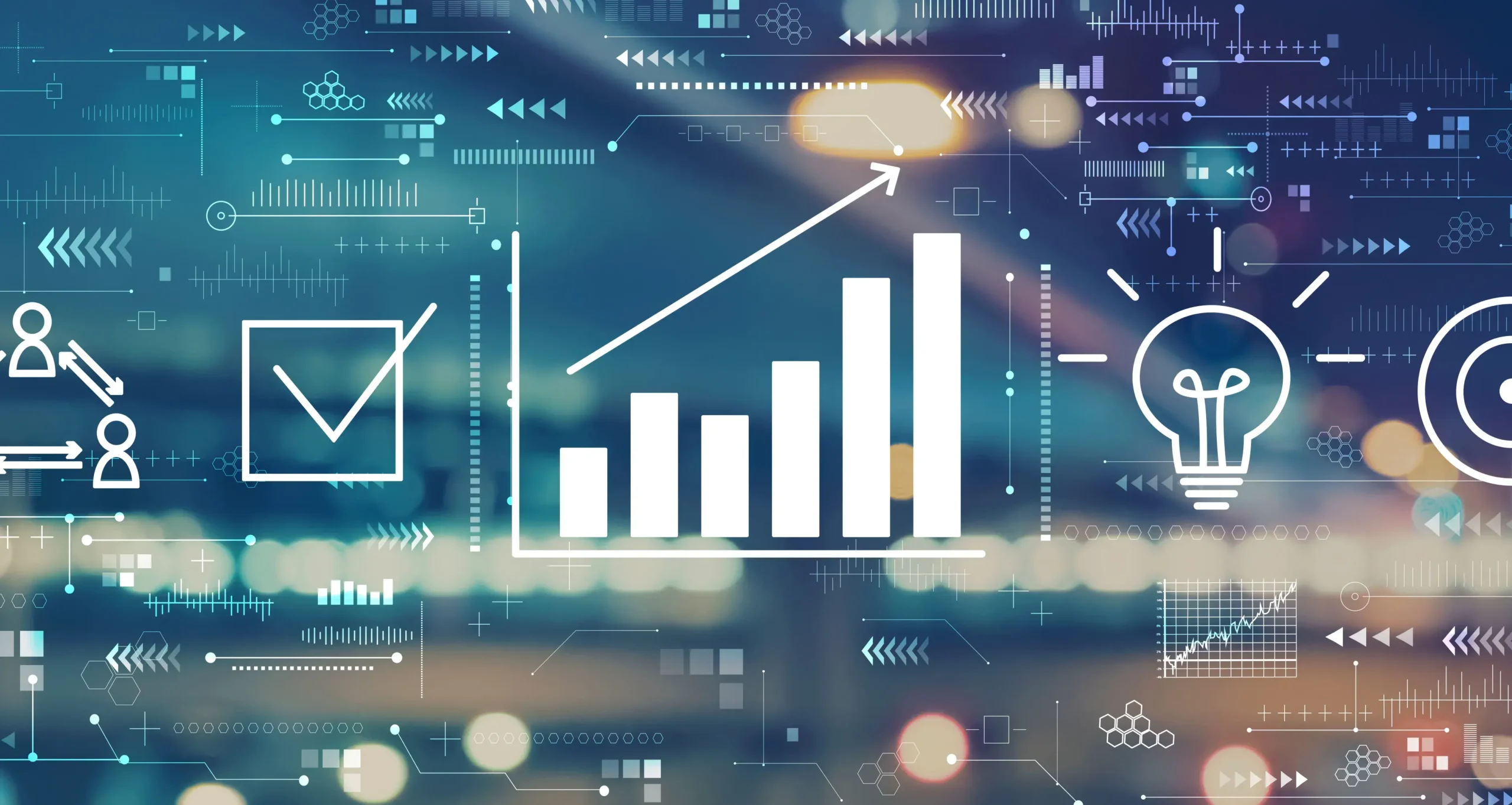 Gráficos digitales de crecimiento, una bombilla y una marca de verificación sobre un fondo desenfocado, representando el éxito al optimizar HubSpot.