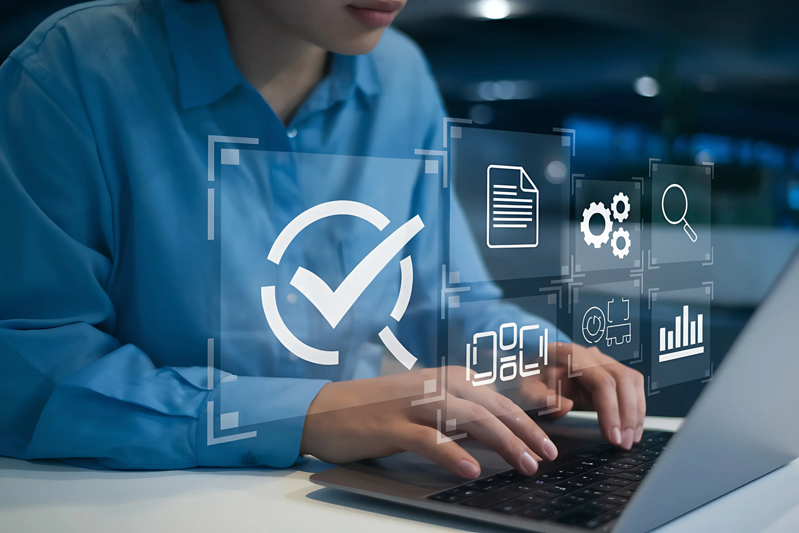 Una persona utiliza una laptop con una interfaz digital superpuesta que muestra un icono de verificación central conectado a diversos procesos de TI, representando la Gestión unificada de TI.